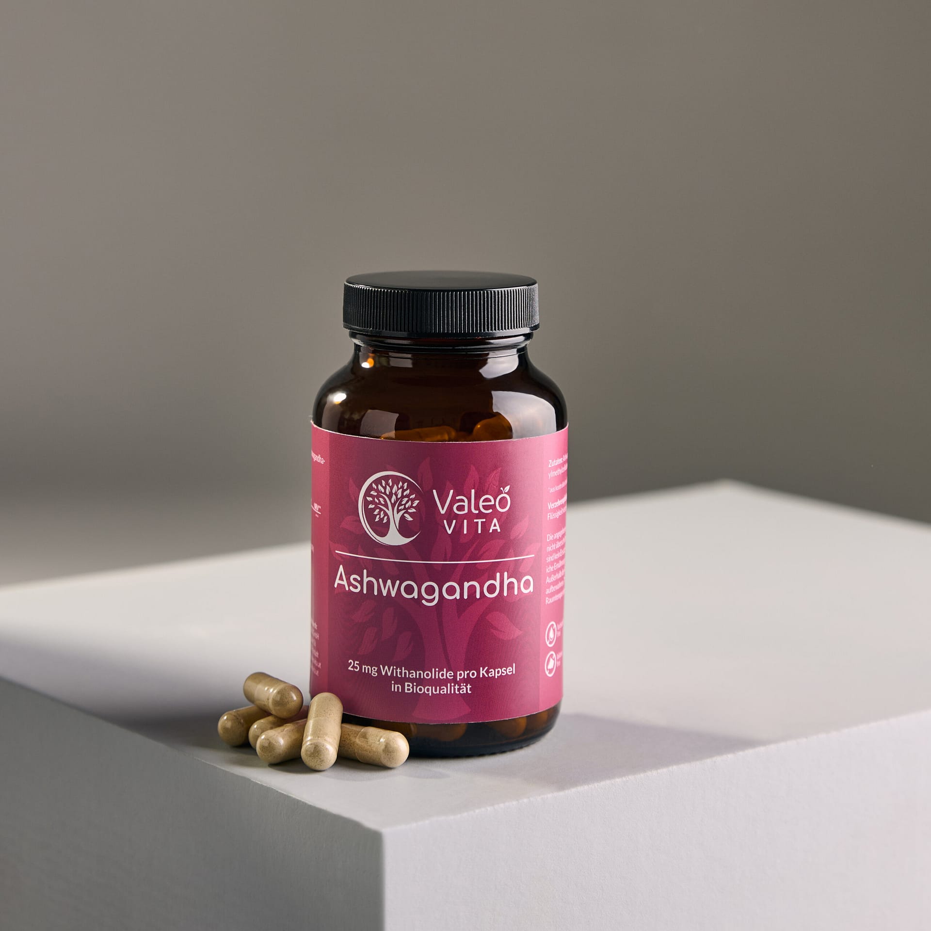 Valeo Vita Bio-Ashwagandha Kapseln in Braunglasdose mit Pflanzenkapseln auf neutralem Studiohintergrund